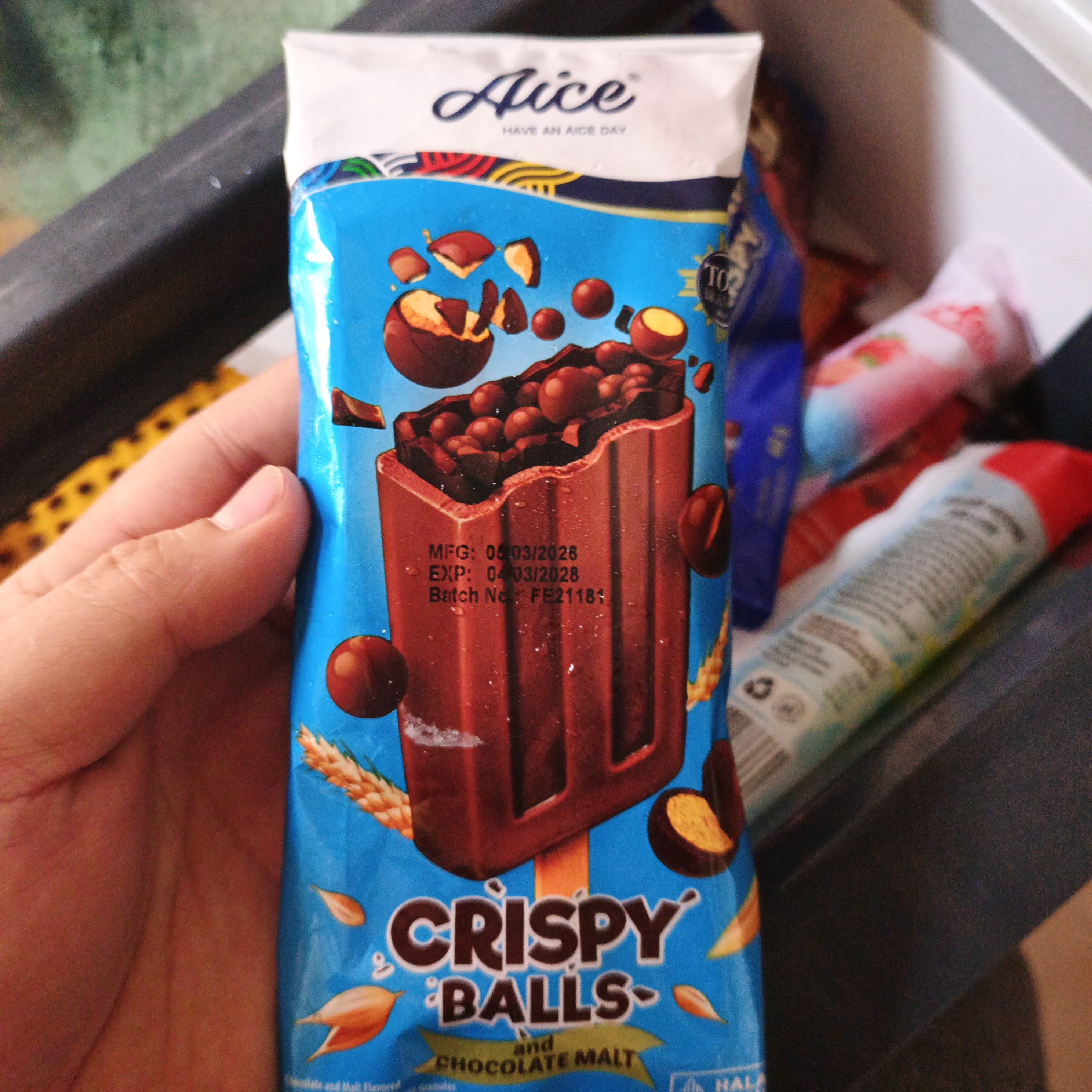 kem alice socola hạt giòn