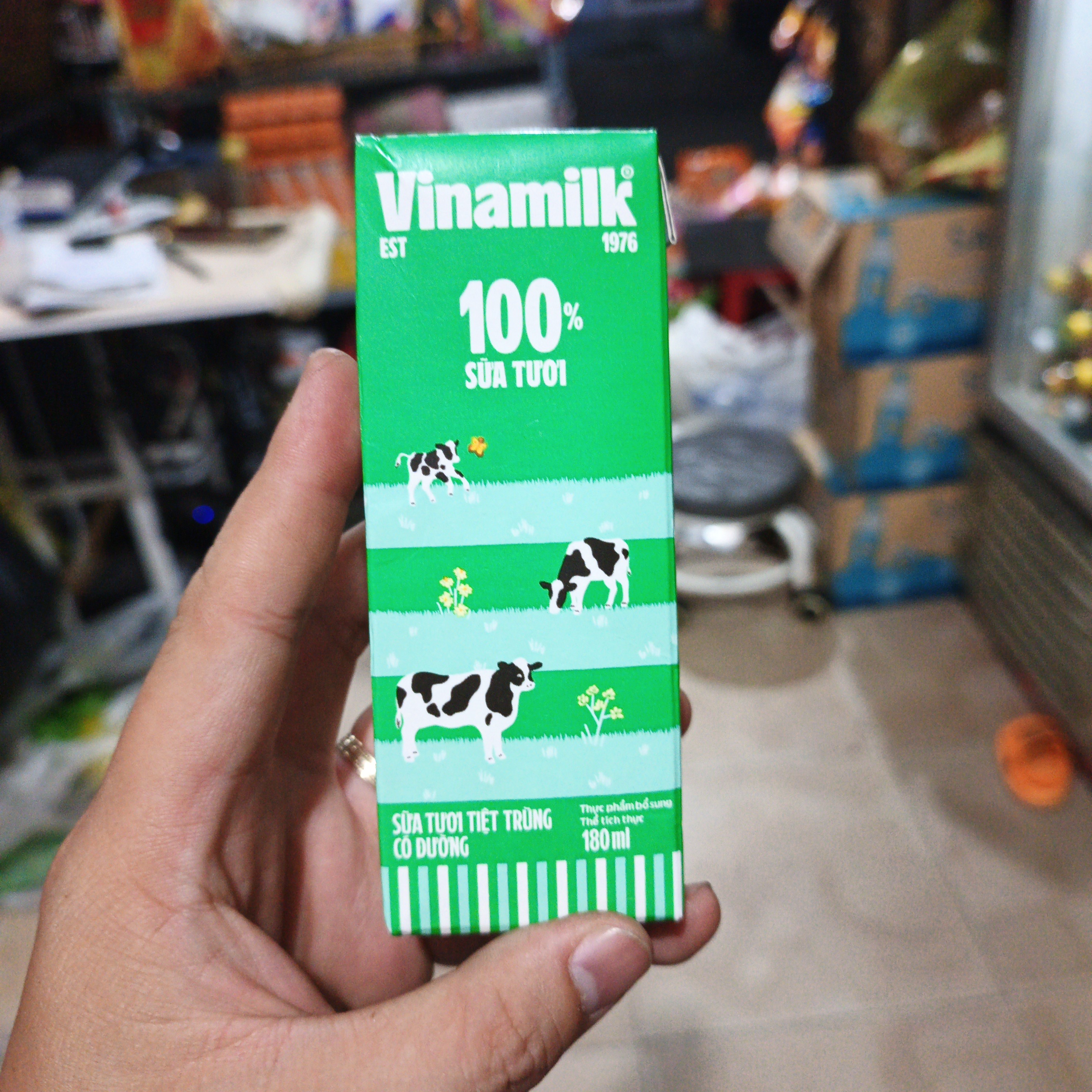 Vinamilk 100% có đường 180ml