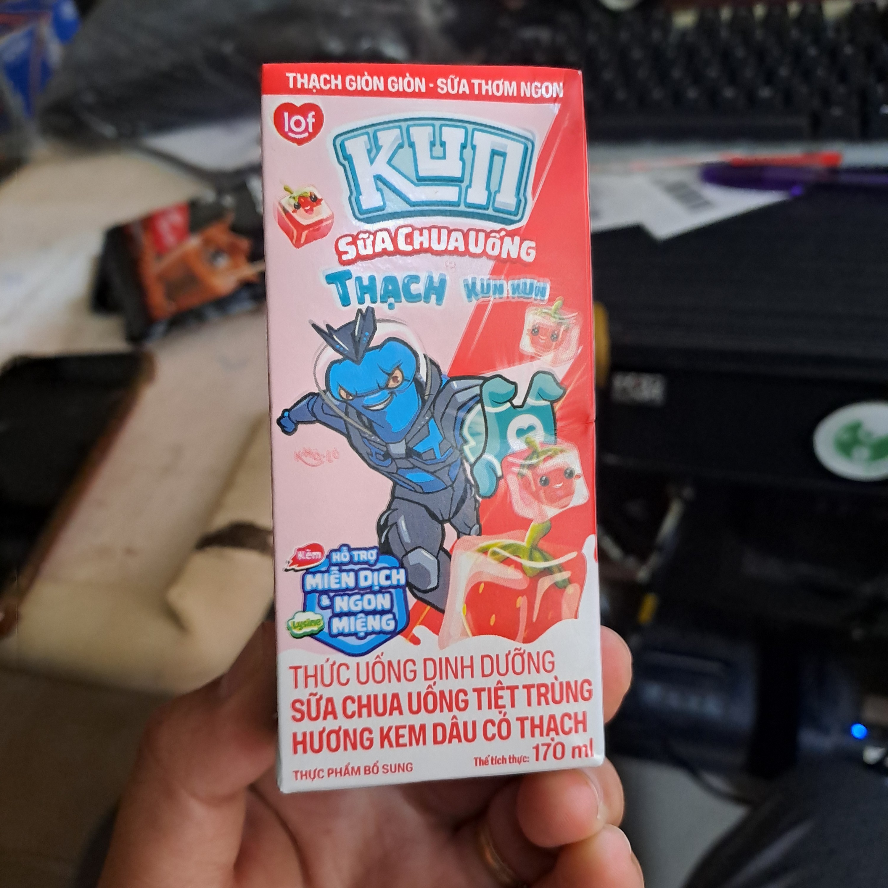 Sữa thạch Dâu Kun 170ml